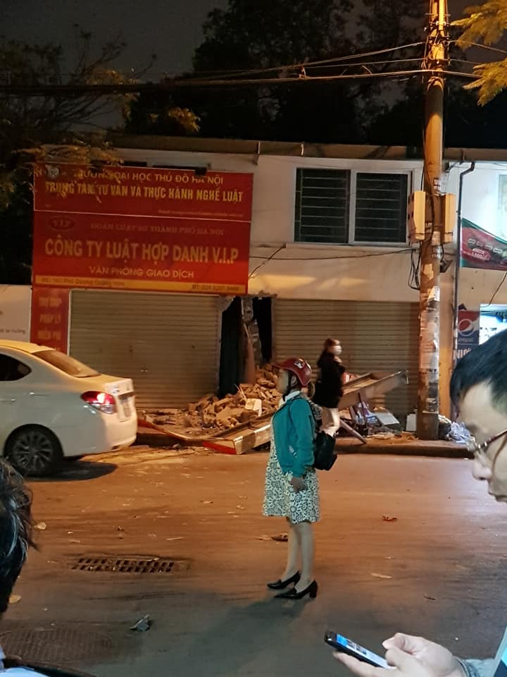 Ngôi nhà bên đường bị sập một góc
