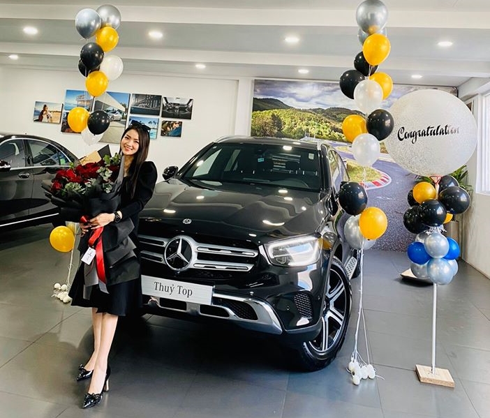 Thuỷ Top c&ugrave;ng chiếc Mercedes-Benz GLC thứ 2 trong bộ sưu tập xe của m&igrave;nh