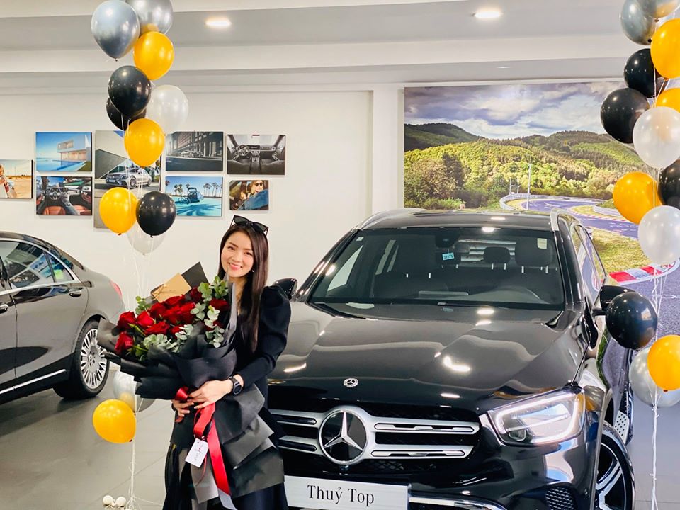 Thuỷ Top c&ugrave;ng chiếc Mercedes-Benz GLC 200 4Matic 2020