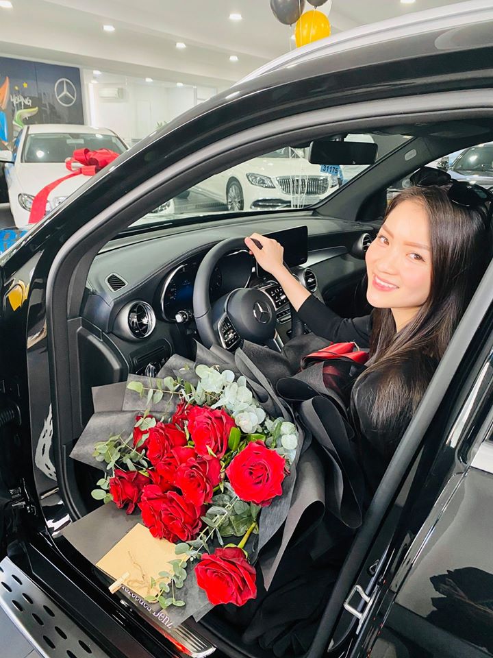 Hot Girl 9X cho biết đ&atilde; chạy thử xe Porsche nhưng kh&ocirc;ng ưng n&ecirc;n quyết định quay về mua Mercedes-Benz GLC bản mới nhất. Trước đ&oacute; Thuỷ Top đ&atilde; sở hữu Mercedes-Benz GLC 250 4Matic