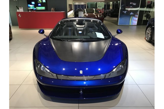  Chẳng hạn như chiếc si&ecirc;u xe Ferrari Sergio m&agrave;u xanh Azzurro LoLo c&oacute; một kh&ocirc;ng hai tr&ecirc;n thế giới n&agrave;y khi được rao b&aacute;n chỉ mới lăn b&aacute;nh 1.900 km. 