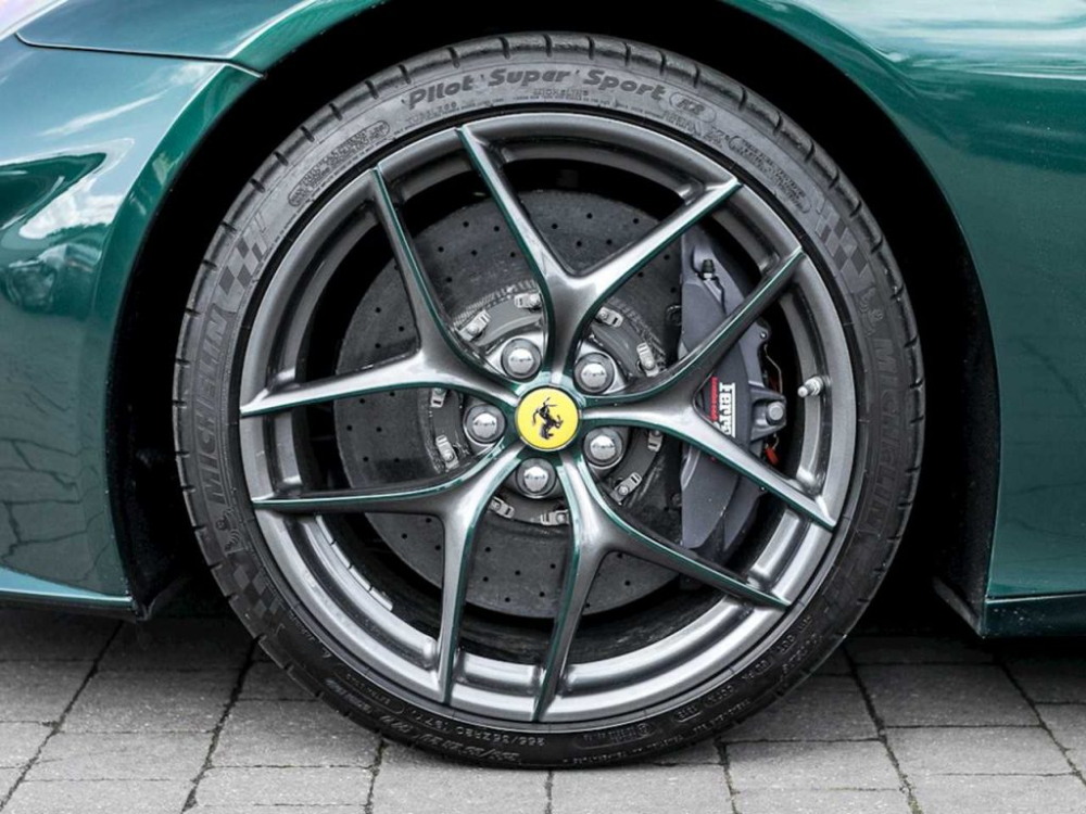 Bên cạnh màu sơn xanh Verde Scuro, chiếc siêu xe Ferrari F12 Berlinetta còn sở hữu đường kẻ sọc chạy dọc thân xe được hoàn thiện trong màu sơn Verde Chiaro. Mâm xe năm chấu kép, được làm bằng nhôm, kích thước 20 inch và hoàn thiện trong màu sơn Grigio Brunito với phần viền chấu sơn màu xanh, tông xuyệt tông ngoại thất xe.