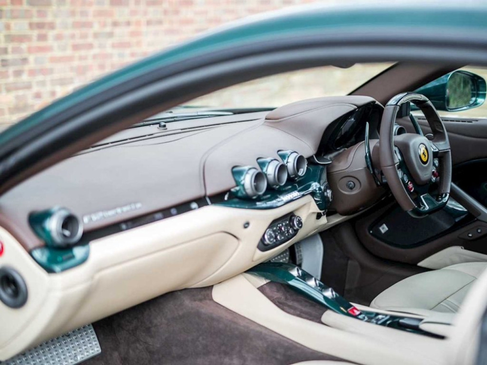 Bên trong khoang lái siêu xe Ferrari F12 Berlinetta có màu sơn xanh Verde Scuro được bộ phận Tailor Made phối màu sang trọng với nội thất được bọc da hai tông màu là Sabbia và Cioccolato