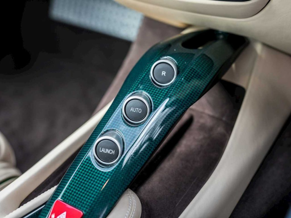 Bên cạnh đó là các chi tiết trong khoang lái bọc sợi carbon màu xanh Verde Scur