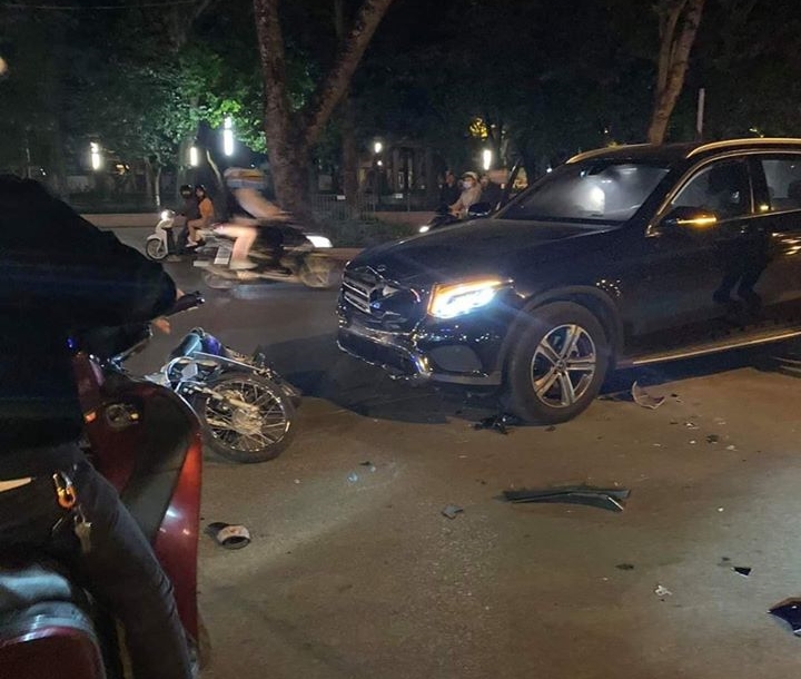 Hiện trường vụ xe máy trong đoàn đua xe tông vào SUV hạng sang Mercedes-Benz GLC