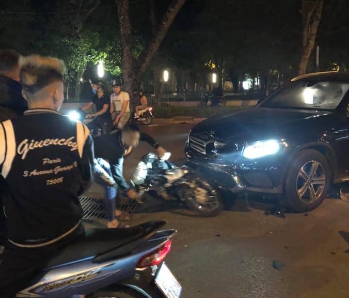 Nam thanh niên trong đoàn đua cố gắng dựng xe máy lên sau tai nạn