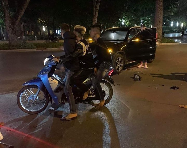 Nhưng sau đó bỏ lại xe máy gây tai nạn và nhảy lên một chiếc xe máy khác của bạn đã chờ sẵn để rời khỏi hiện trường