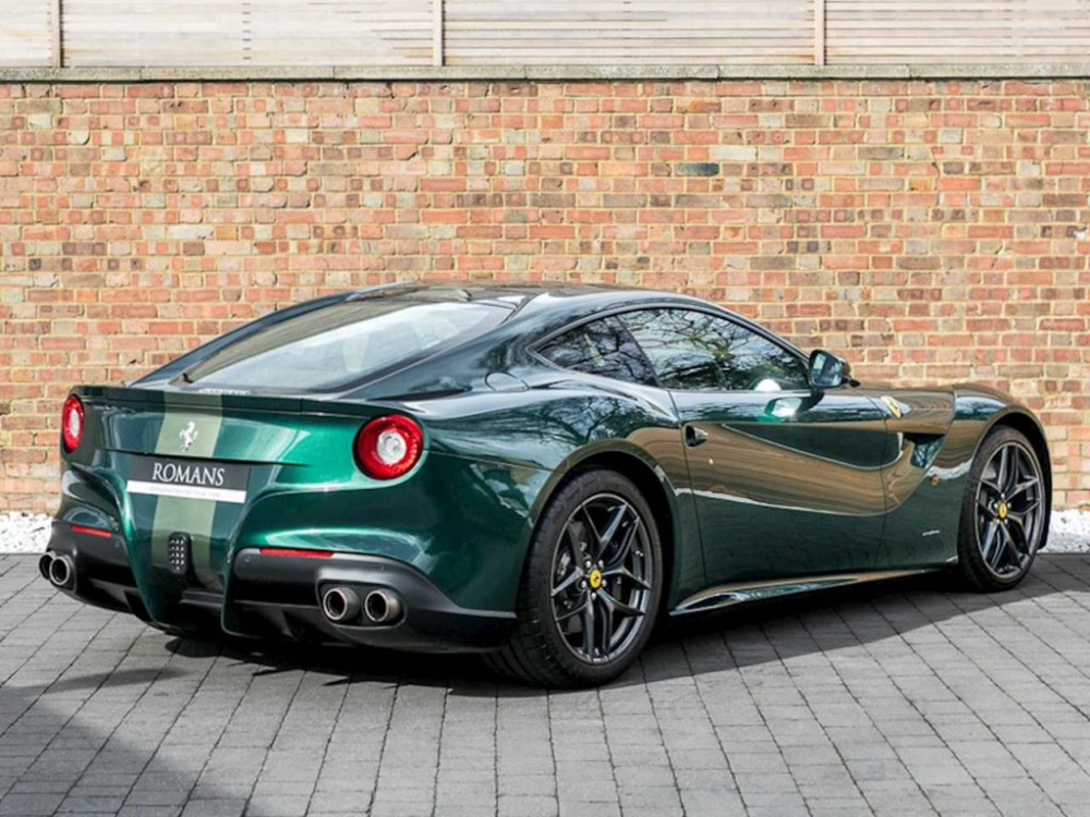 Tiết lộ nhẹ cho các bạn đọc là chủ nhân của chiếc siêu xe Ferrari F12 Berlinetta này đã chấp nhận chi thêm 40.000 Bảng Anh, tương đương 1,197 tỷ đồng để bộ phận cá nhân hoá Tailor Made của hãng Ferrari làm đẹp cho xe.