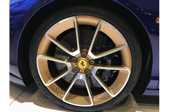 Được ph&aacute;t triển dựa tr&ecirc;n si&ecirc;u mui trần Ferrari 458 Spider nhưng Ferrari Sergio lại được trang bị khối động cơ mạnh mẽ từ mẫu xe hiệu suất cao l&agrave; Ferrari 458 Speciale Aperta. Cụ thể, Ferrari Sergio sử dụng tr&aacute;i tim V8 c&oacute; dung t&iacute;ch 4.5 l&iacute;t, h&uacute;t kh&iacute; tự nhi&ecirc;n, cho c&ocirc;ng suất 597 m&atilde; lực v&agrave; c&oacute; khả năng tăng tốc từ vị tr&iacute; xuất ph&aacute;t l&ecirc;n 100 km/h chỉ trong thời gian 3 gi&acirc;y.