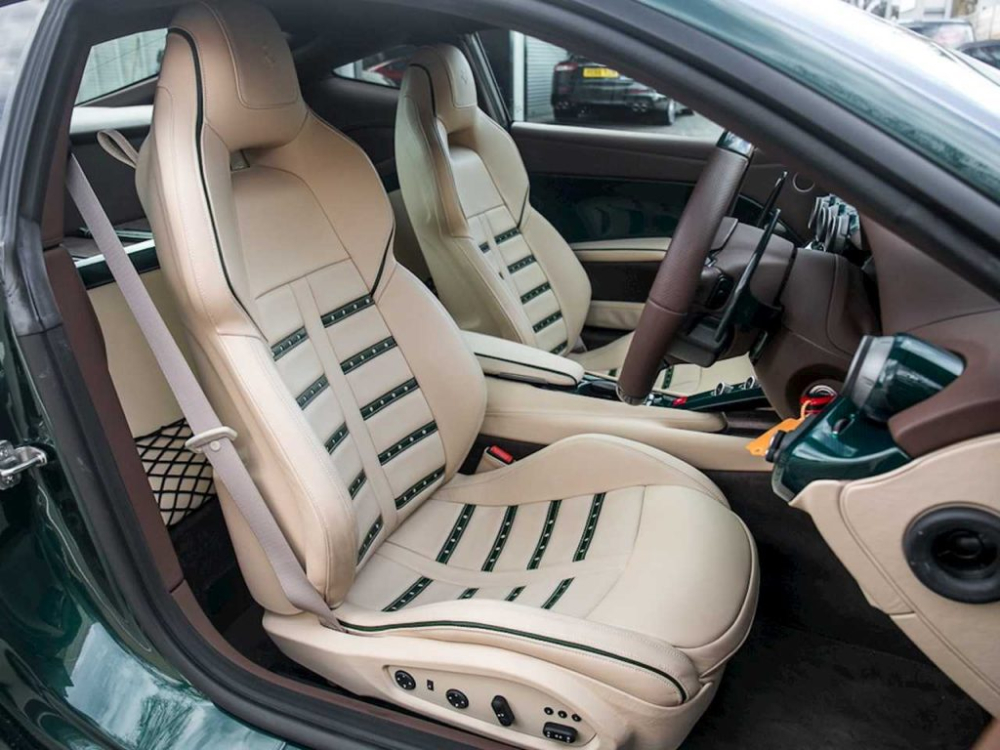 Ngoài ra, ghế đua của siêu xe Ferrari F12 Berlinetta có màu sơn xanh Verde Scur theo phong cách Daytona sở hữu màu da Sabbia với những chi tiết da và chỉ khâu tương phản màu xanh lá. 