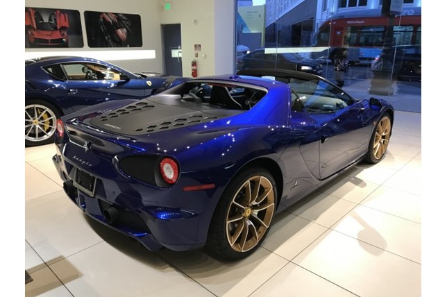 M&agrave;u sơn xanh Azzurro LoLo tr&ecirc;n chiếc si&ecirc;u xe Ferrari Sergio n&agrave;y c&ograve;n phối c&ugrave;ng bộ m&acirc;m sơn 2 t&ocirc;ng m&agrave;u l&agrave; bạc v&agrave; v&agrave;ng đi k&egrave;m nhiều chi tiết bằng carbon.