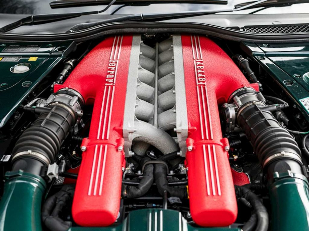 Siêu xe Ferrari F12 Berlinetta được trang bị động cơ V12, dung tích 6,3 lít, sản sinh công suất tối đa 730 mã lực và mô-men xoắn cực đại 690 Nm.Động cơ kết hợp cùng hộp số ly hợp kép 7 cấp với thời gian sang số cực nhanh, nhờ đó, siêu xe Ferrari F12 Berlinetta chỉ mất khoảng thời gian 3,1 giây để tăng tốc lên 100 km/h từ vị trí xuất phát trước khi đạt vận tốc tối đa 340 km/h.