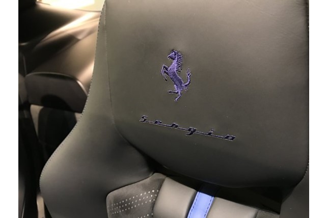 Tr&ecirc;n tựa đầu ghế ngồi của si&ecirc;u xe Ferrari Sergio m&agrave;u xanh Azzurro LoLo được ch&agrave;o b&aacute;n gần 70 tỷ đồng c&oacute; logo ngựa chồm của h&atilde;ng Ferrari v&agrave; t&ecirc;n xe l&agrave; Sergio được ho&agrave;n th&agrave;nh trong chỉ m&agrave;u xanh dương.