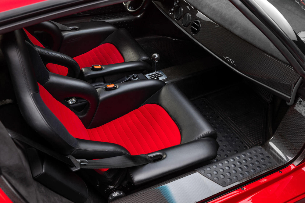Nội thất đỏ - đen của chiếc Ferrari F50 1996 mới được phục chế Nội thất đỏ - đen của chiếc Ferrari F50 1996 mới được phục chế