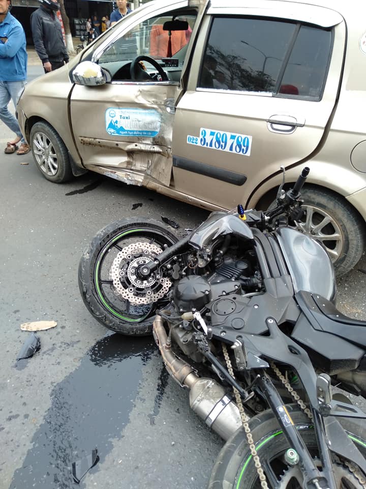 Chiếc xe ph&acirc;n khối lớn hư hỏng to&agrave;n bộ d&agrave;n đầu, taxi m&oacute;p cửa l&aacute;i