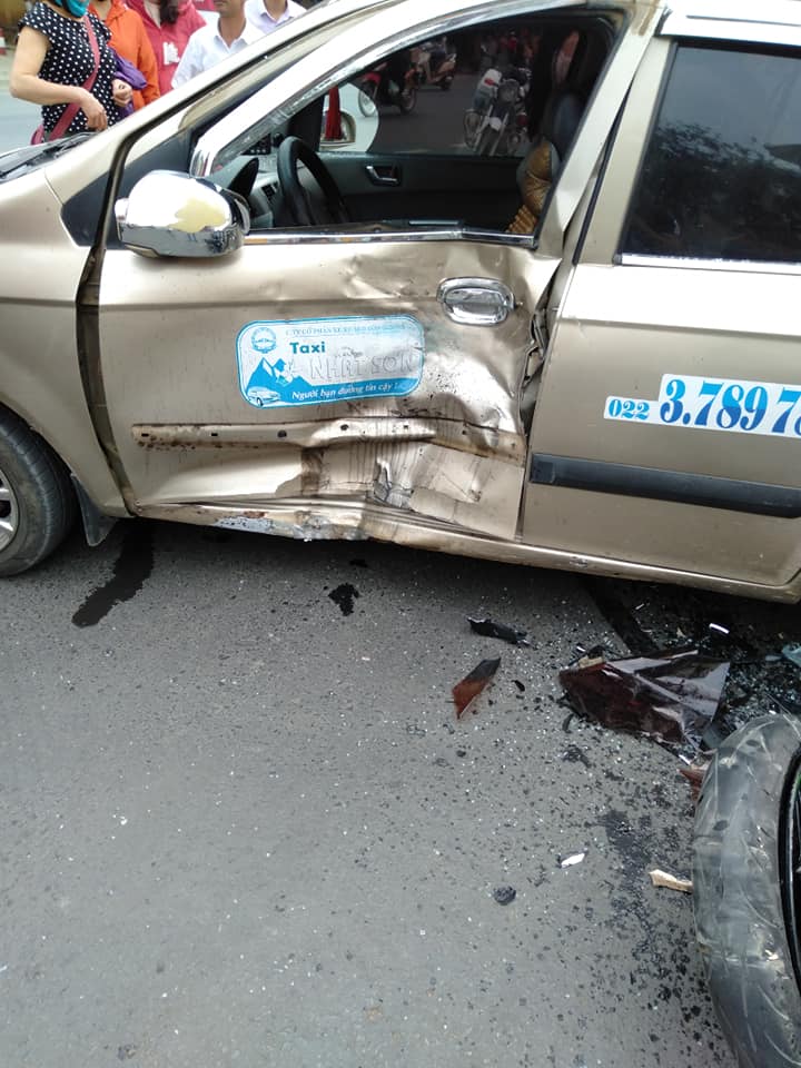 Nhiều người dự đo&aacute;n t&agrave;i xế taxi cũng kh&ocirc;ng c&ograve;n l&agrave;nh lặn sau c&uacute; đ&acirc;m thẳng v&agrave;o cửa l&aacute;i