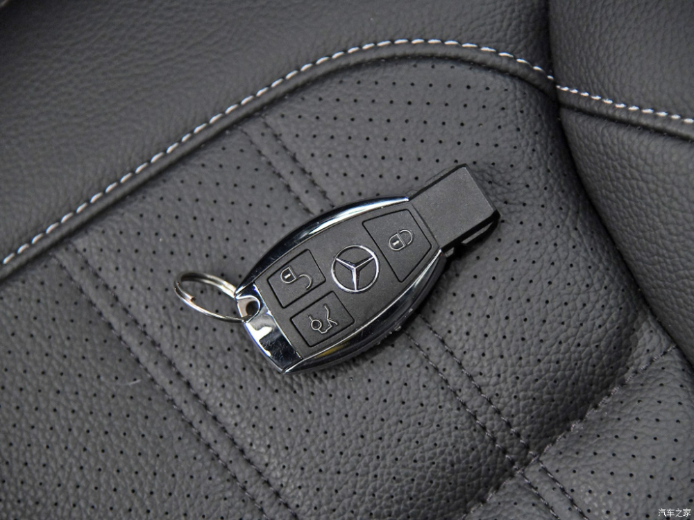 Ch&igrave;a kh&oacute;a c&oacute; logo Mercedes-Benz của mẫu SUV Trung Quốc