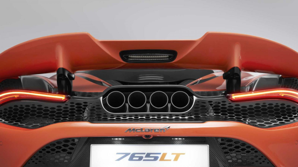 Si&ecirc;u xe h&agrave;ng hiếm McLaren 765LT c&ograve;n được trang bị một c&aacute;nh gi&oacute; đu&ocirc;i cố định kh&ocirc;ng phải dạng vừa đ&acirc;u nhằm để gi&uacute;p xe tăng lực &eacute;p xuống mặt đường một c&aacute;ch tốt nhất.