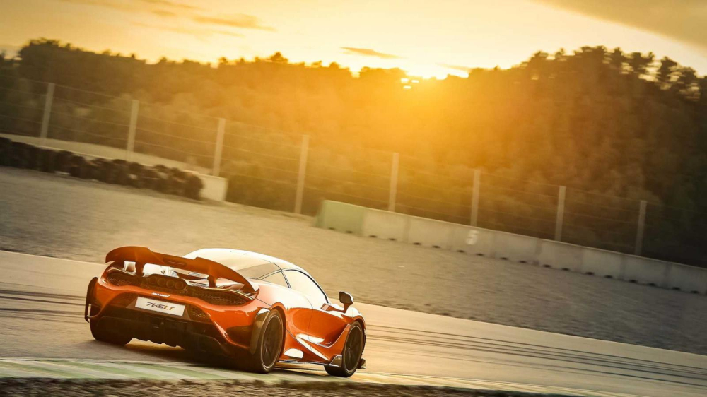 McLaren 765LT sẽ l&agrave; một chiếc si&ecirc;u xe đua drag đỉnh hơn nữa so với McLaren 720S. Đầu ti&ecirc;n ch&iacute;nh l&agrave; việc khối động cơ V8, dung t&iacute;ch 4.0 l&iacute;t, tăng &aacute;p k&eacute;p quen thuộc của si&ecirc;u xe McLaren 720S vẫn được trang bị cho McLaren 765LT. Nhưng c&aacute;c kỹ sư Anh đ&atilde; ph&ugrave; ph&eacute;p lại nhằm mang đến cho xe c&ocirc;ng suất tối đa 755 m&atilde; lực, cao hơn 35 m&atilde; lực so với McLaren 720S.