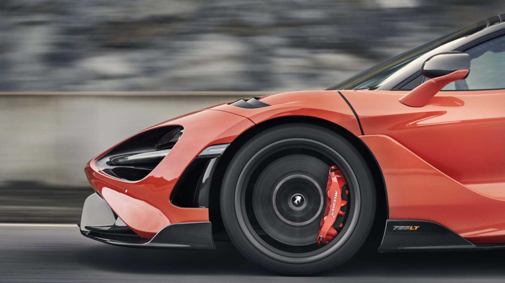 Si&ecirc;u xe h&agrave;ng hiếm McLaren 765LT sẽ cưỡi tr&ecirc;n bộ b&aacute;nh xe 10 chấu đi k&egrave;m với lốp Pirelli P Zero Trofeo R. C&oacute; thể thấy xe c&oacute; bộ cản va trước, nẹp sườn ho&agrave;n to&agrave;n bằng carbon v&agrave; thiết kế rất hầm hố tr&ocirc;ng như một mẫu xe bước ra từ đường đua.
