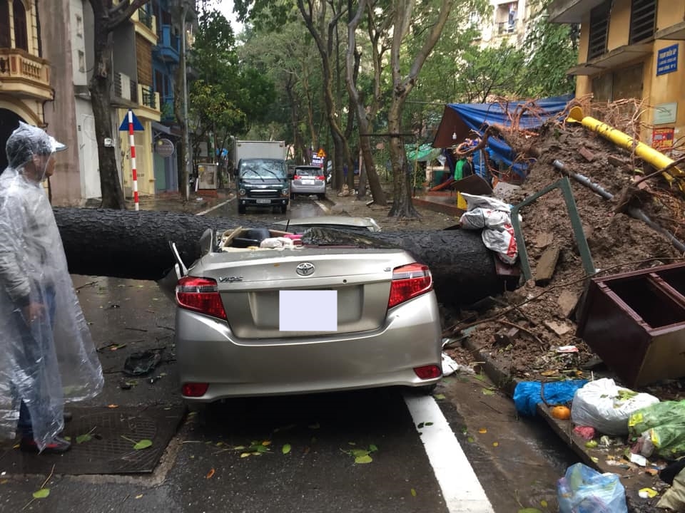 Chiếc xe Toyota Vios gần như bị bẹp dúm