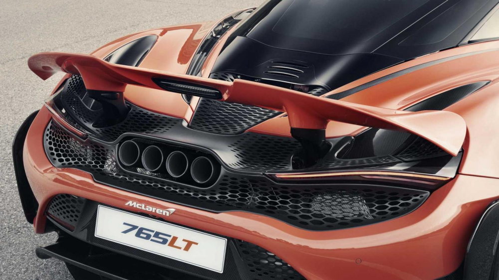 McLaren 765LT cũng ch&iacute;nh l&agrave; chiếc si&ecirc;u xe McLaren c&oacute; số lượng ống xả nhiều nhất hiện nay, với cụm p&ocirc; tr&ograve;n 4 lỗ xếp h&agrave;ng ngang hứa hẹn sẽ mang đến những &acirc;m thanh rất th&uacute; vị v&agrave; đ&aacute;ng gờm hơn so với những g&igrave; McLaren 720S đ&atilde; thể hiện qu&aacute; tốt.