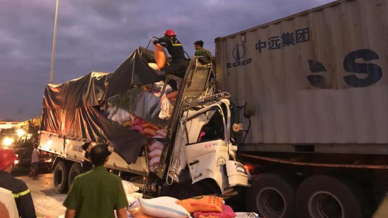 Lực lượng chức năng đang tổ chức k&eacute;o xe chở gạo ra khỏi đu&ocirc;i xe container