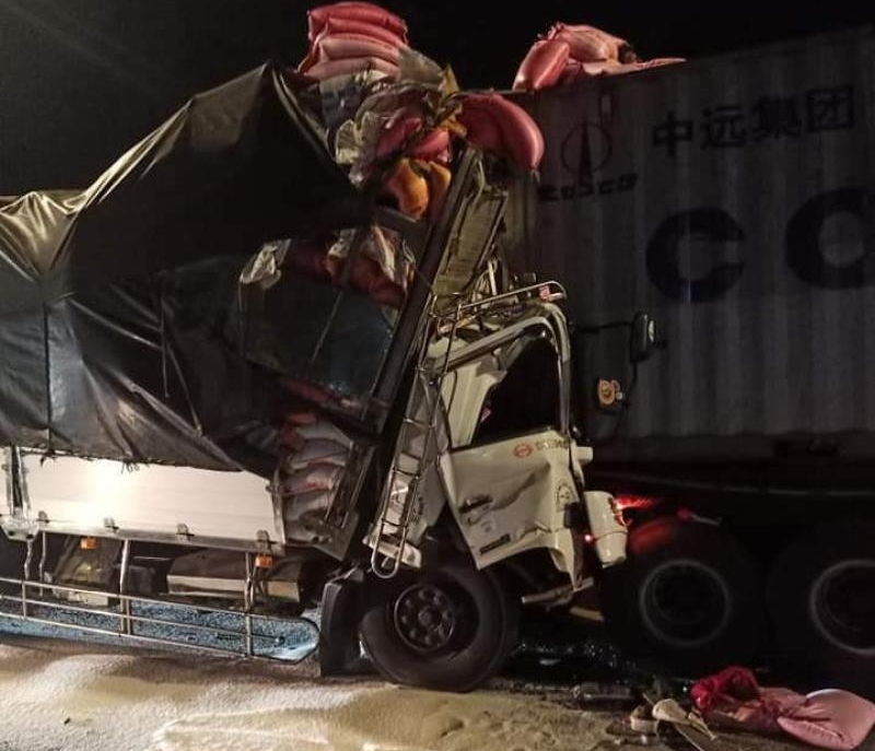 Hiện trường vụ tai nạn xe chở gạo t&ocirc;ng v&agrave;o đu&ocirc;i xe container tại quốc lộ 1
