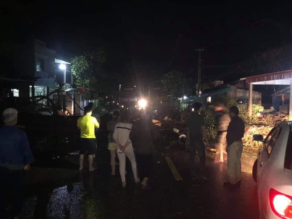  Sau cơn mưa gi&ocirc;ng, đơn vị m&ocirc;i trường đ&ocirc; thị th&agrave;nh phố đ&atilde; thu dọn c&agrave;nh c&acirc;y, vật liệu vương v&atilde;i tr&ecirc;n c&aacute;c tuyến đường. Nh&agrave; chức tr&aacute;ch cũng cử người cắm chốt cảnh b&aacute;o ở một số đoạn đường bị ngập.