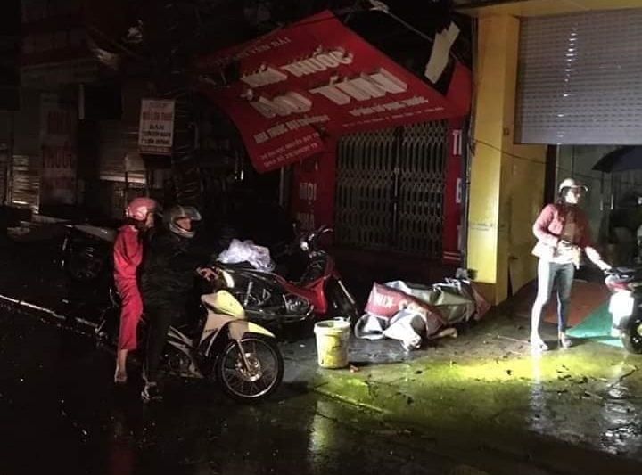 Nhiều biển hiệu của c&aacute;c cơ sở kinh doanh cũng bị hư hỏng trong trận mưa đ&aacute; v&agrave; gi&ocirc;ng lốc xảy ra ở Y&ecirc;n B&aacute;i v&agrave;o tối 2/3