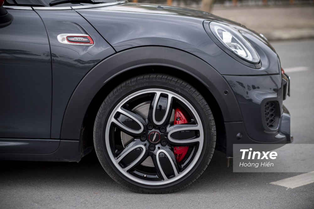 Lốp Run-flat là trang bị tiêu chuẩn trên MINI John Cooper Works.