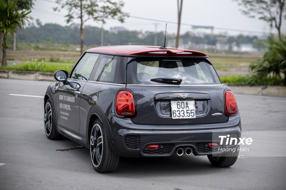 Đuôi xe với ống xả kép, đèn hậu LED, cản sau thể thao và ống xả kép khiến cho MINI John Cooper Works mang dáng vẻ của một chiếc xe đua thực thụ.