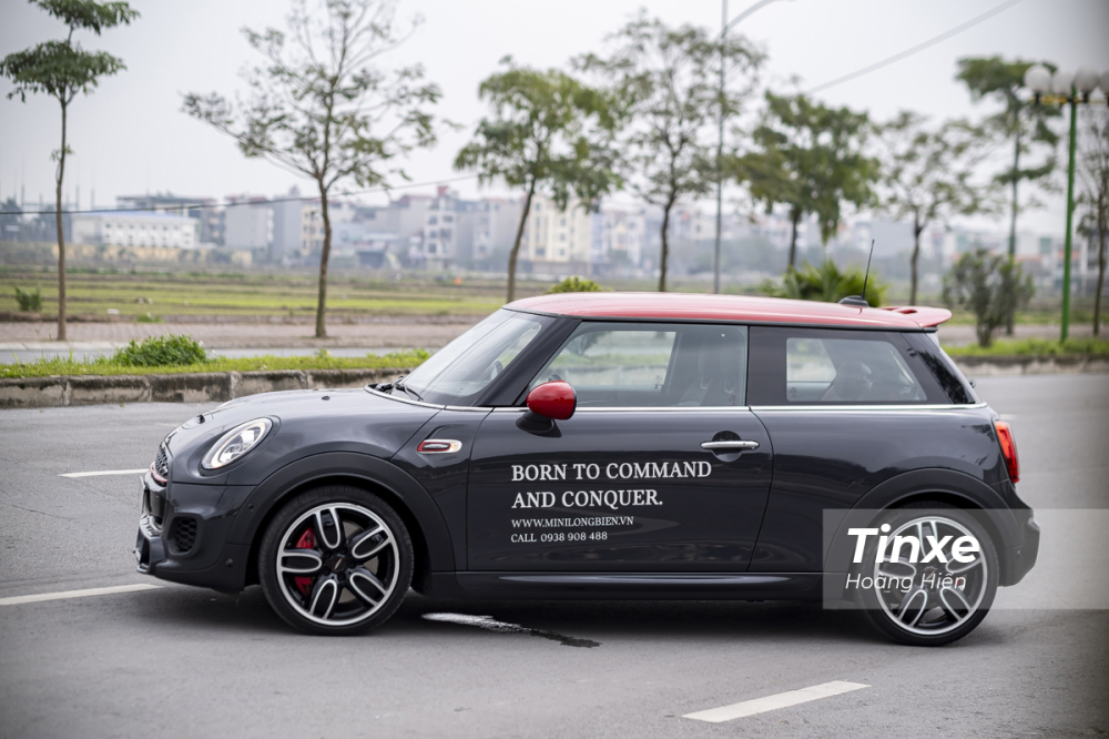 MINI John Cooper Works vẫn sở hữu những đường nét quen thuộc rất đặc trưng của thương hiệu MINI.