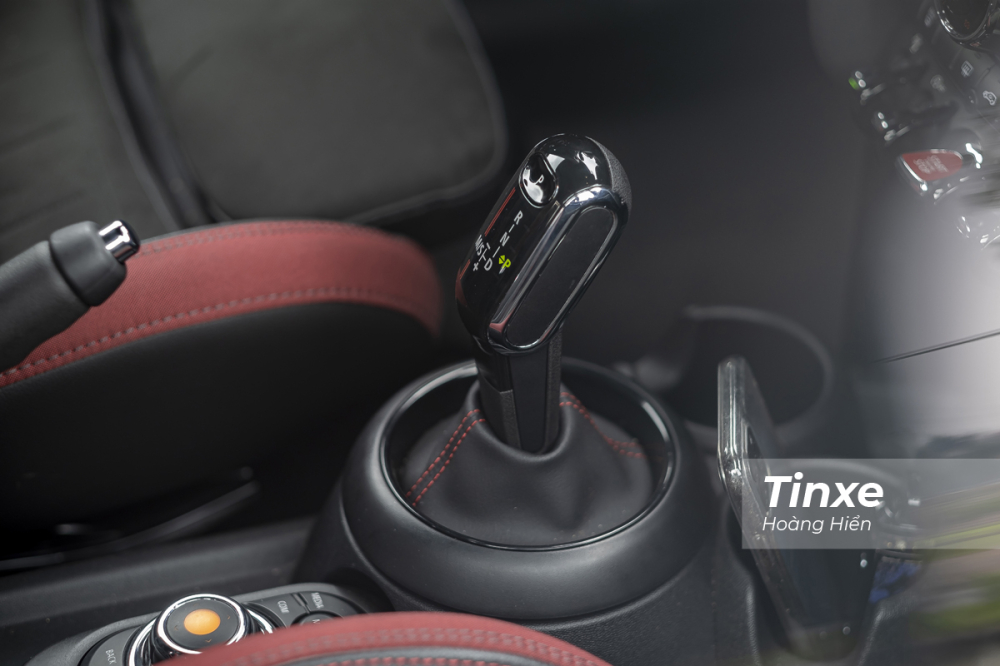 MINI John Cooper Works được trang bị hộp số tự động 8 cấp và nâng cấp lên cần số điện tử.