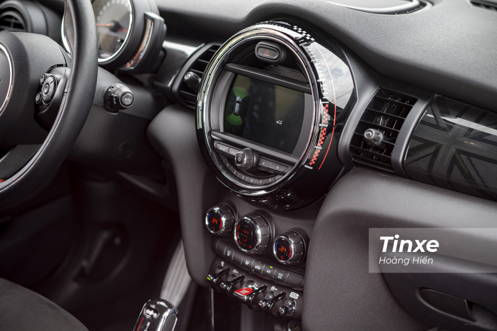 Nội thất của MINI John Cooper Works bóng bẩy nhưng thực dụng.