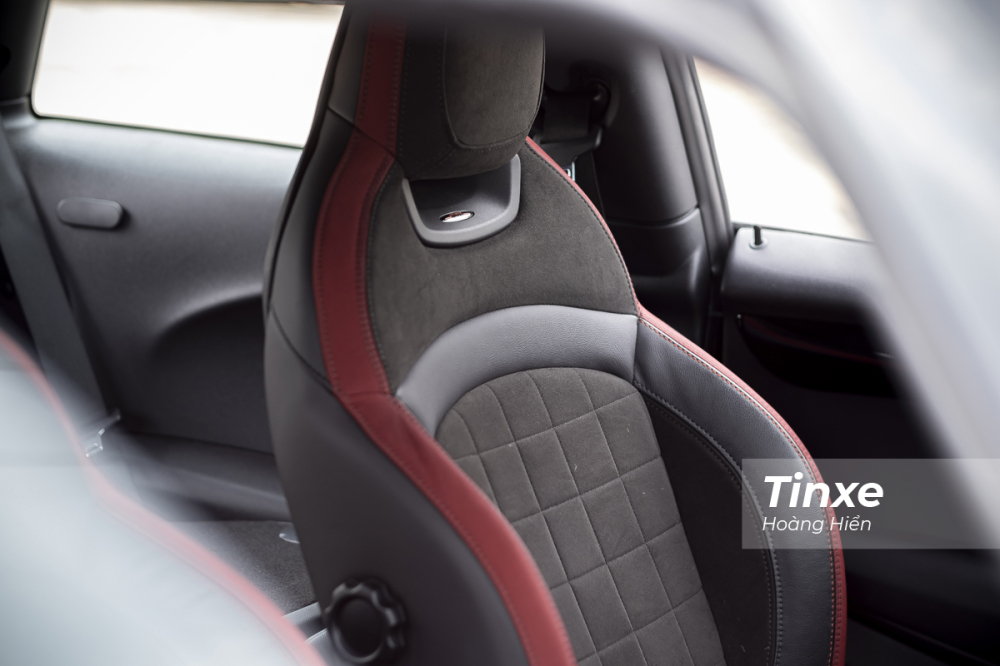 Ghế lái thể thao RECARO và logo John Cooper Works.