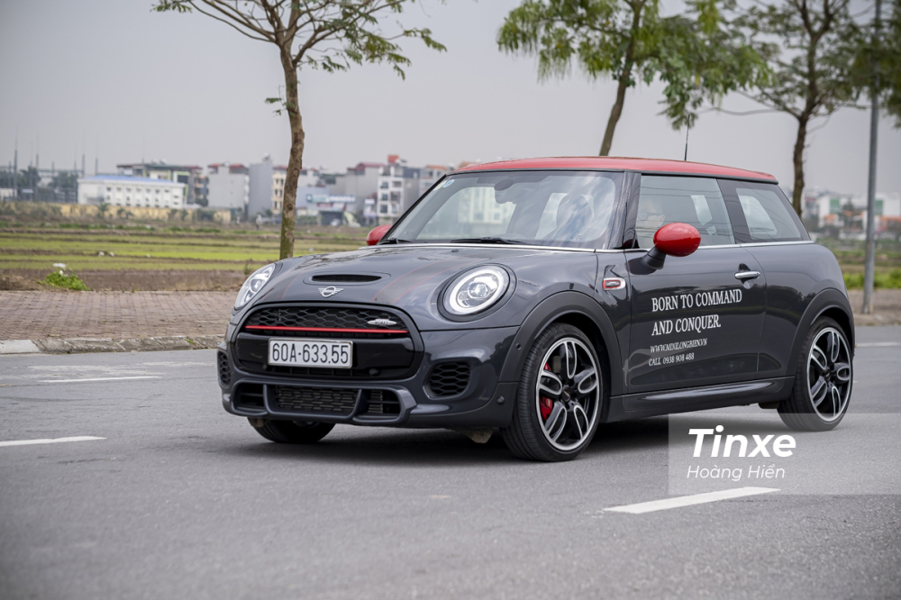 MINI John Cooper Works mạnh mẽ hơn với cảm giác tốc độ thể thao hơn hẳn so với phiên bản thường.