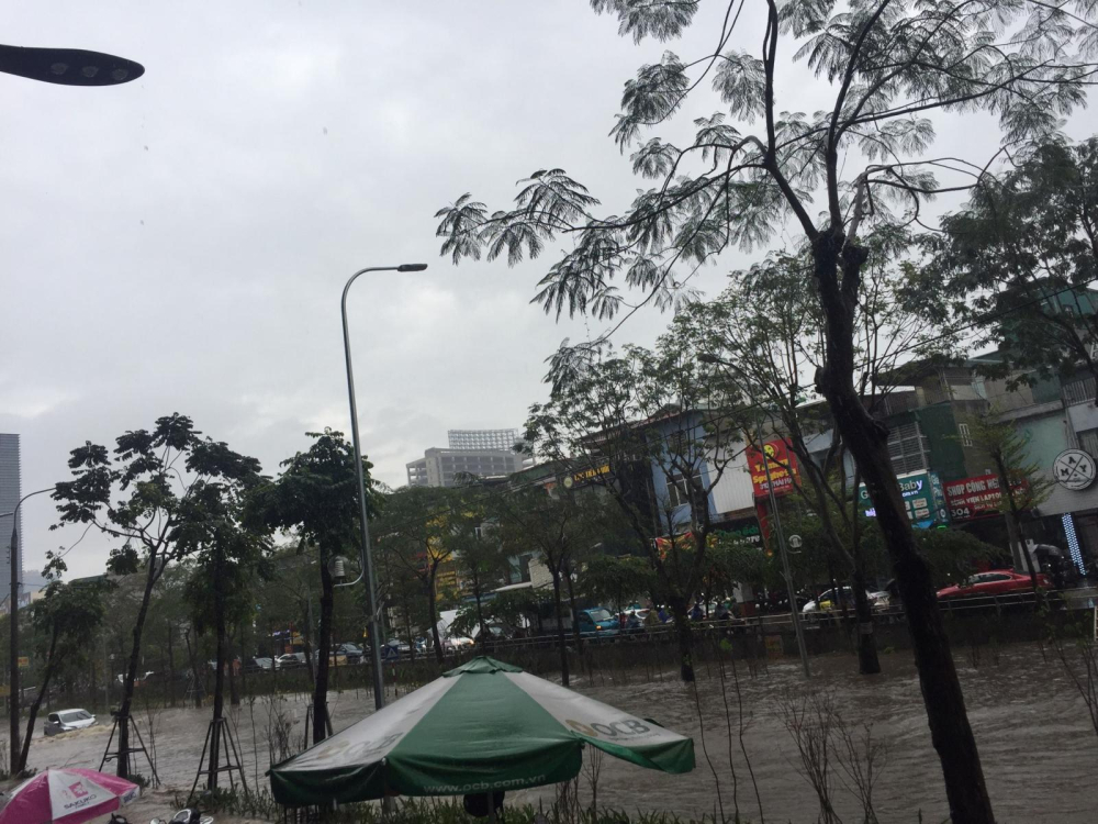 Phố Thái Hà ngập lụt sau trận mưa lớn bất ngờ Phố Thái Hà ngập lụt sau trận mưa lớn bất ngờ