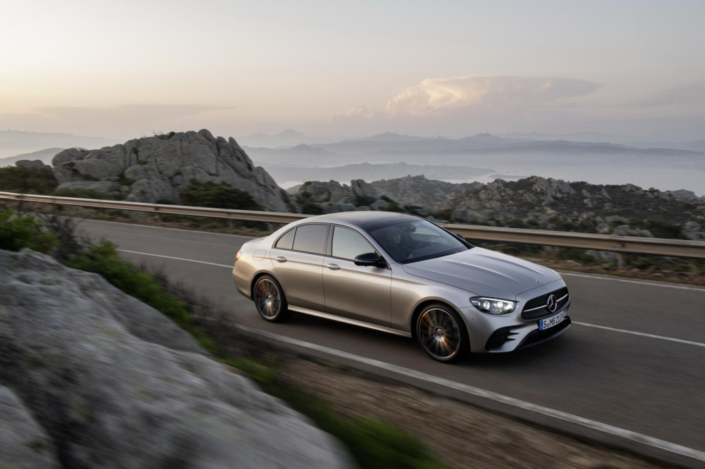 Mercedes-Benz E-Class 2021 lỡ hẹn với triển l&atilde;m &Ocirc; t&ocirc; Geneva 2020 v&igrave; đại dịch virus corona