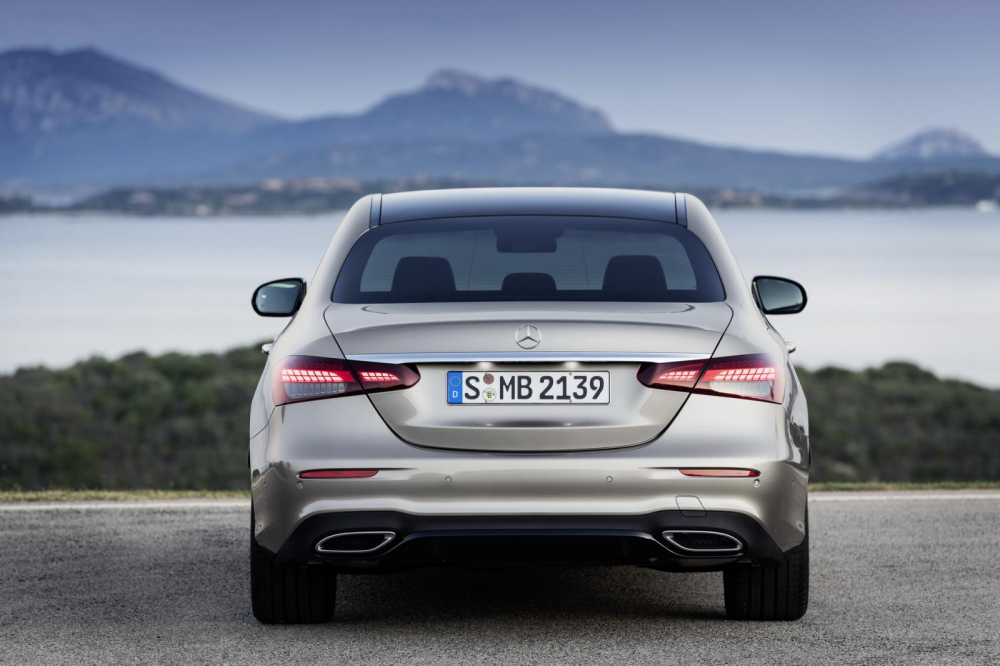Mercedes-Benz E-Class 2021 c&oacute; cụm đ&egrave;n hậu mới