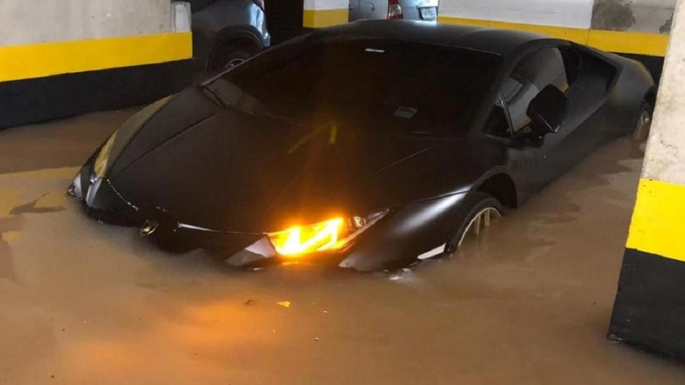 Chiếc siêu xe Lamborghini Huracan bị nước lũ nhấn chìm ở Brasil