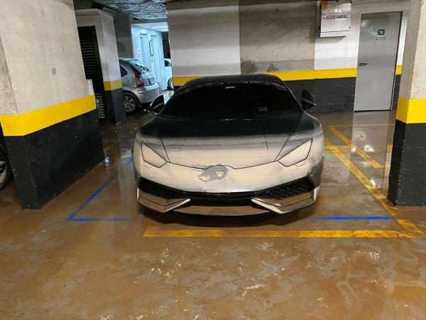 Hình ảnh chiếc siêu xe Lamborghini Huracan LP610-4 sau khi nước lũ được bơm ra ngoài