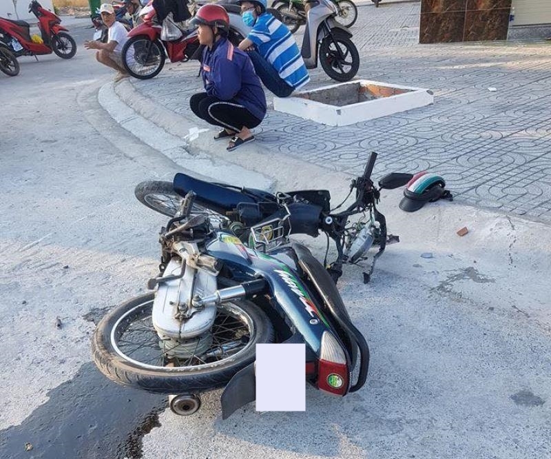 C&ograve;n đ&acirc;y l&agrave; chiếc xe Honda Wave. Vụ tai nạn n&agrave;y l&agrave;m một người tử vong ngay tại chỗ