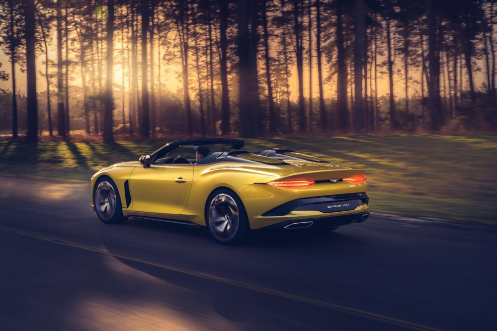 Đuôi xe Mulliner Bacalar mang hơi hướng phong cách Aston Martin
