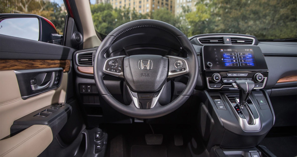 Honda CR-V đang được ph&acirc;n phối tại Việt Nam với 3 phi&ecirc;n bản c&ugrave;ng gi&aacute; b&aacute;n lẻ đề xuất từ 983 triệu &ndash; 1,093 tỷ đồng