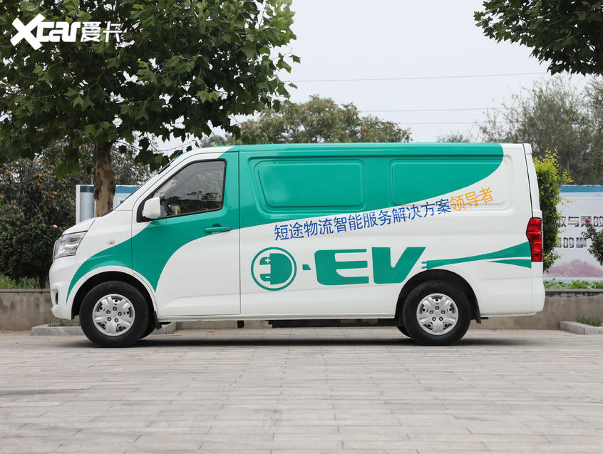 Ph&iacute;a sườn của xe van Changan&nbsp;Ruixing M80 EV