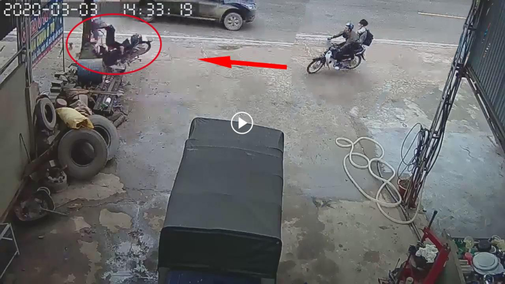 Ảnh cắt ra từ video clip ghi lại vụ tai nạn