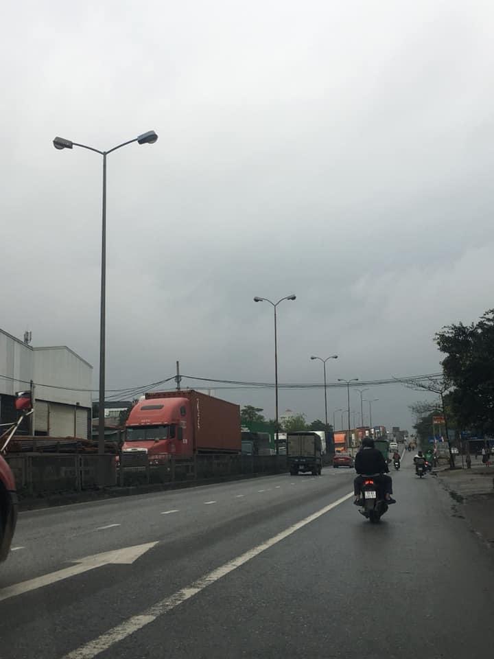 Vụ tai nạn khiến đường Nguyễn Văn Linh &ugrave;n tắc giao th&ocirc;ng