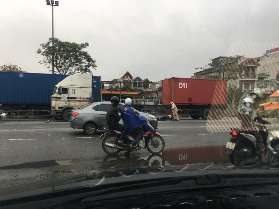 Lực lượng chức năng c&oacute; mặt tại hiện trường vụ tai nạn