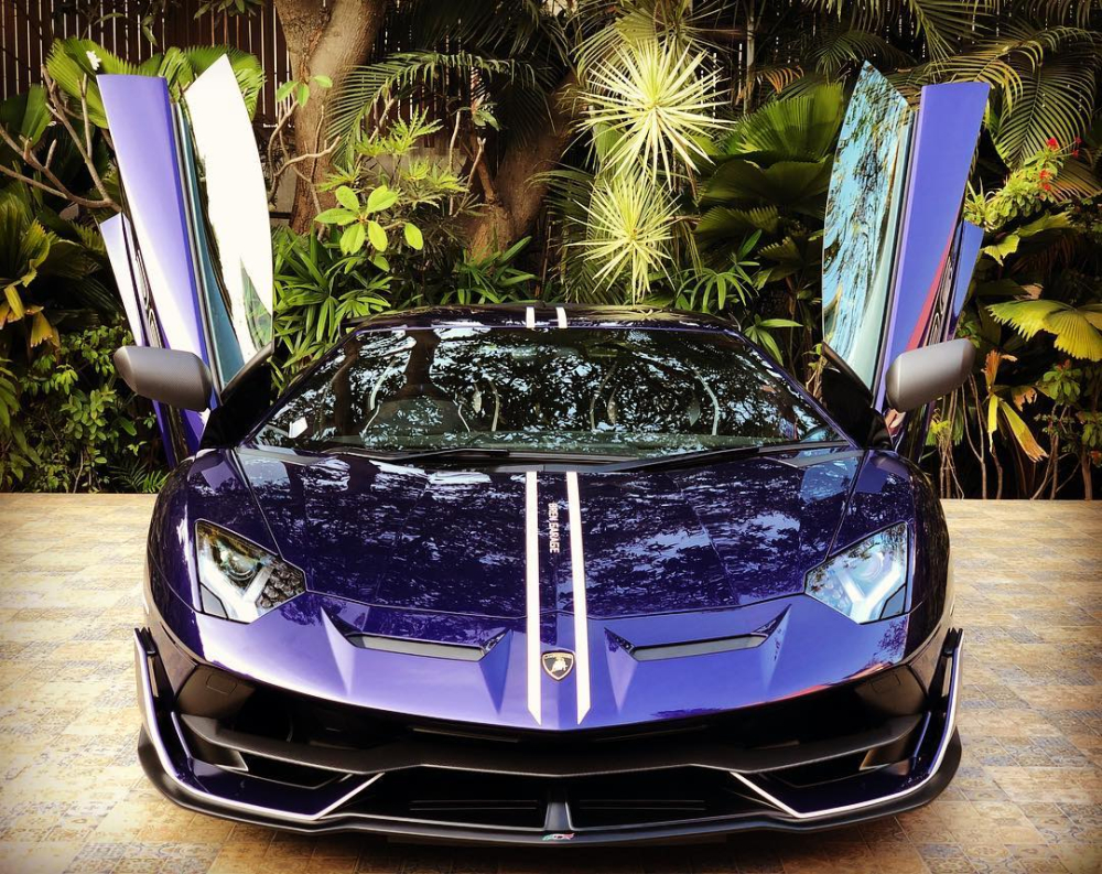 Chiếc siêu xe Lamborghini Aventador SVJ đầu tiên đến Ấn Độ sở hữu ngoại thất xanh dương tím và là chiếc Lamborghini Aventador SVJ thứ 3 trên thế giới bàn giao đến cho các khách hàng. Đại gia này có bộ sưu tập siêu xe rất đáng nể mà ở bài viết sau chúng tôi sẽ đề cập đến. Chiếc siêu xe Lamborghini Aventador SVJ đầu tiên đến Ấn Độ sở hữu ngoại thất xanh dương tím và là chiếc Lamborghini Aventador SVJ thứ 3 trên thế giới bàn giao đến cho các khách hàng. Đại gia này có bộ sưu tập siêu xe rất đáng nể mà ở bài viết sau chúng tôi sẽ đề cập đến.